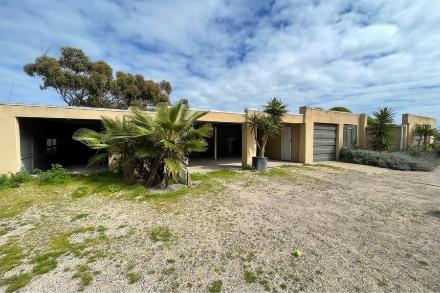 5 Bedroom Property for Sale in Stompneus Bay Western Cape